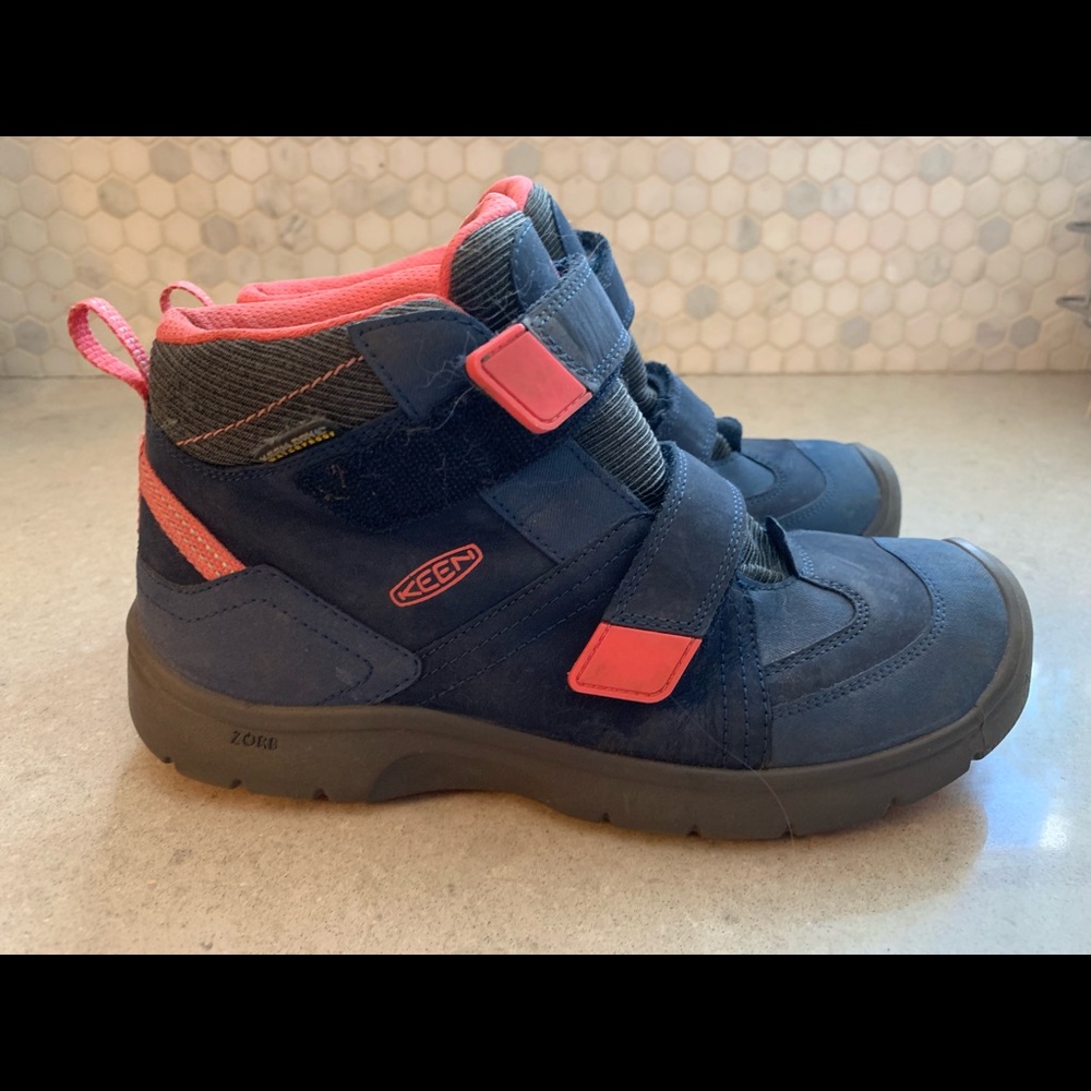 Keen kids winter/hiking boots 6 LIKE NEW